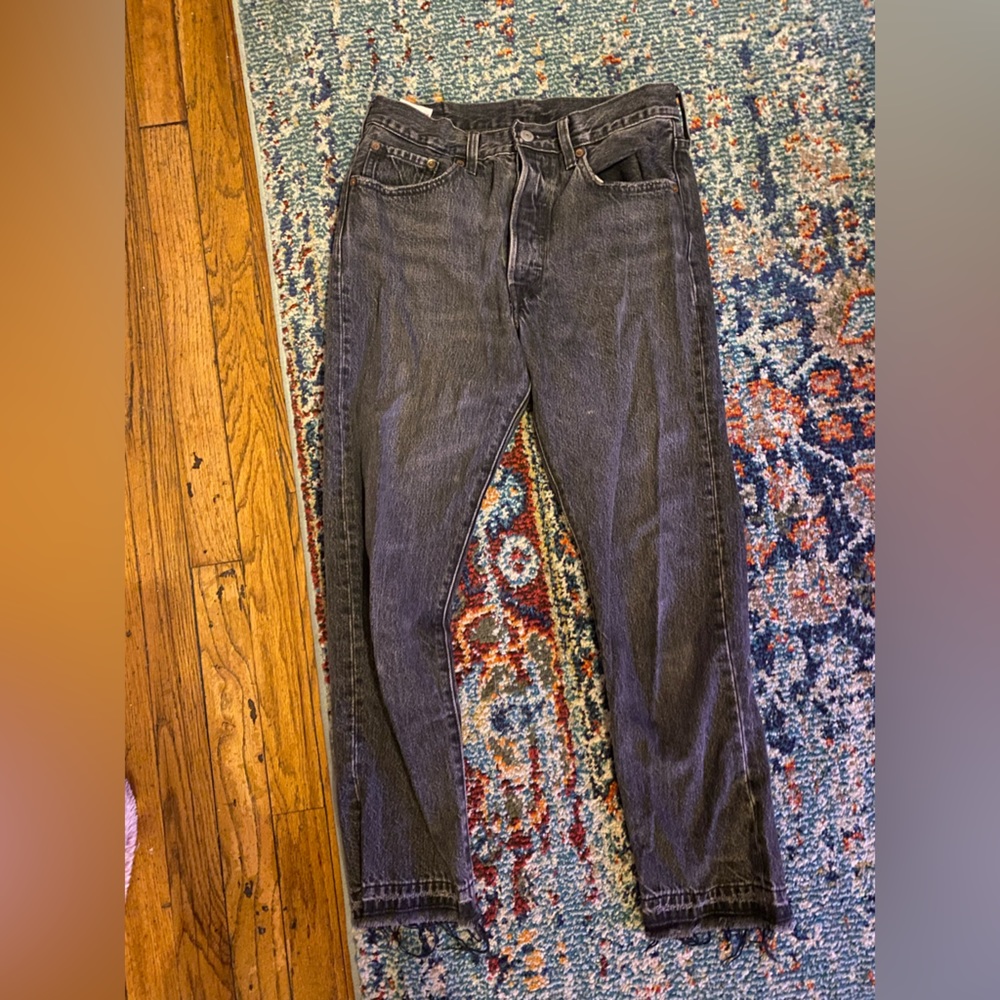 LEVI’S cropped grey denim jeans, frayed ends